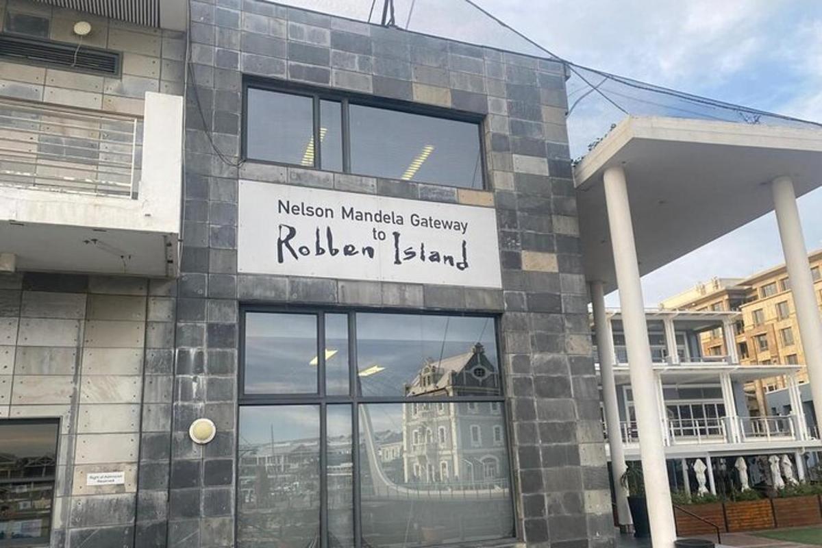 en bygning med et skilt på siden av den