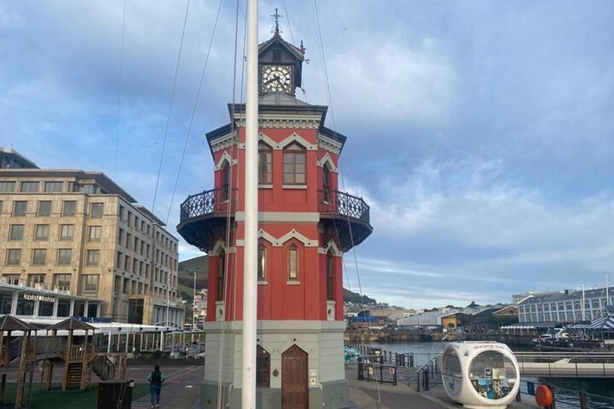 menara merah dan putih dengan jam di atasnya