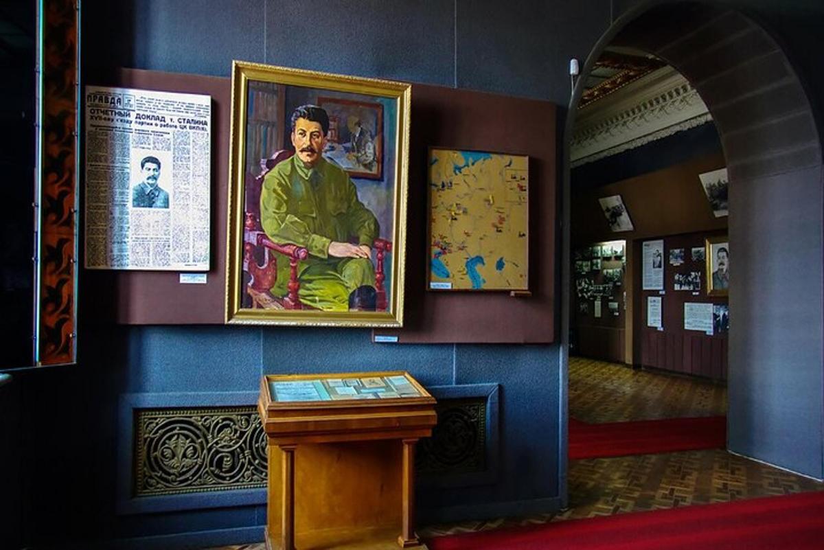 un tablou cu un bărbat pe un perete lângă o masă