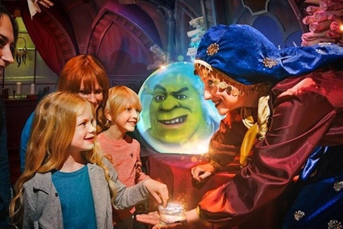 skupina dětí stojící před klaunskou výstavou