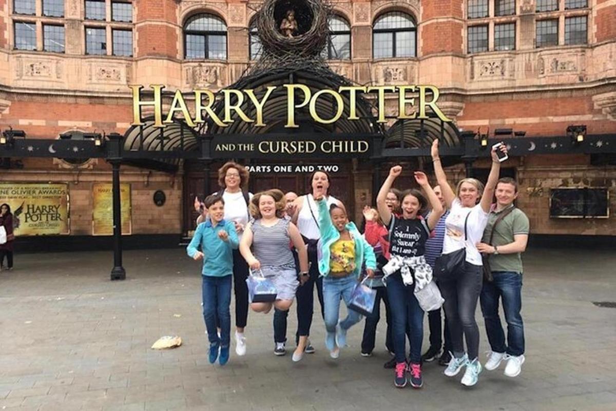 Skupina lidí stojící před Harrym Potterem a zmatená