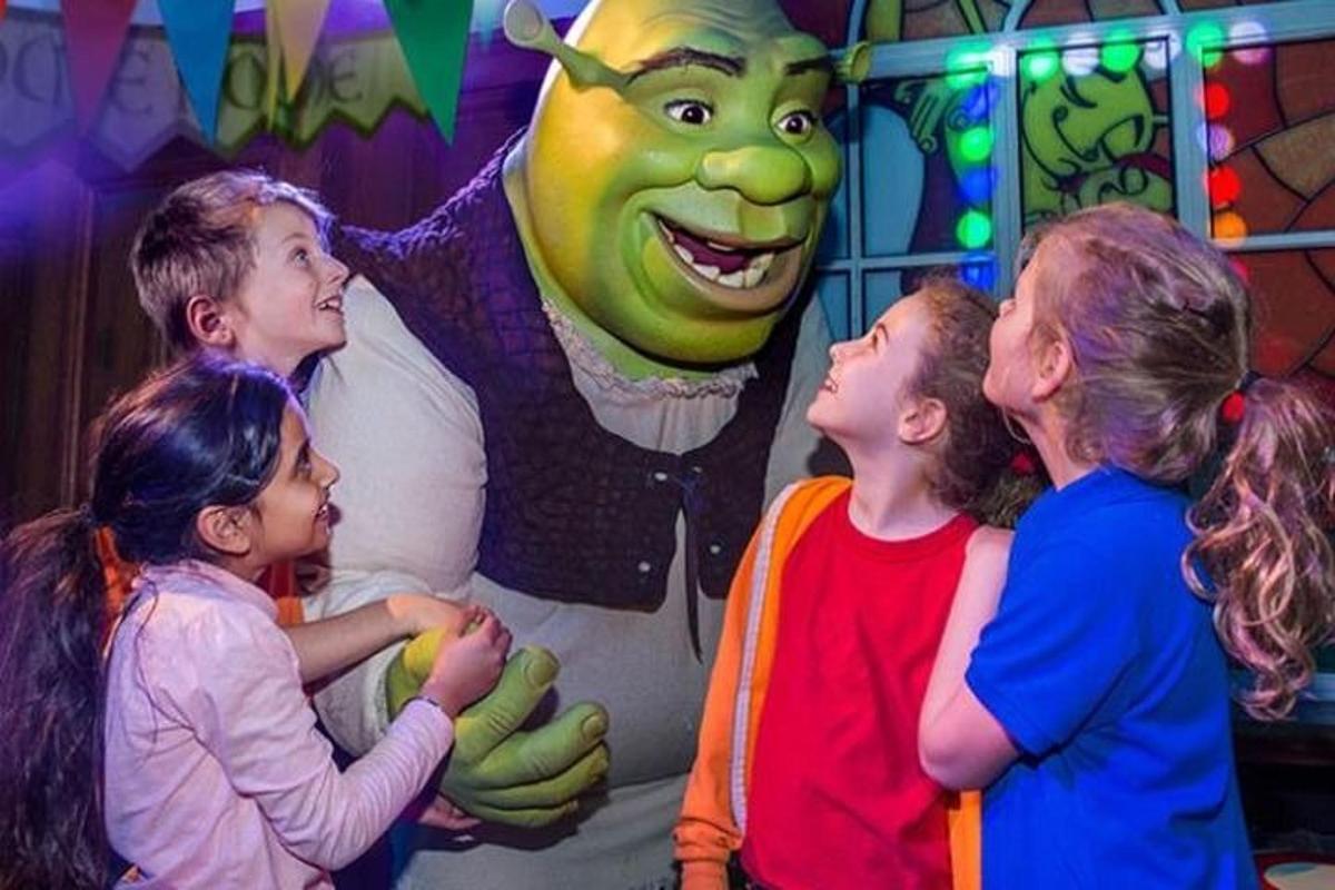un grup de copii care stăteau în fața lui Grinch