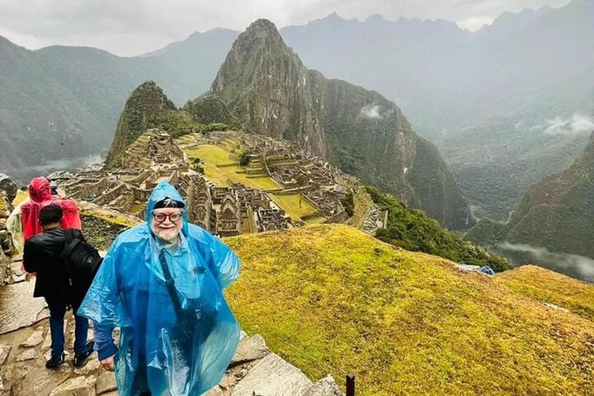 sekumpulan orang berjalan di atas gunung