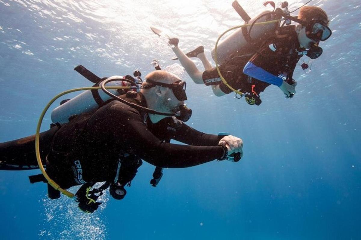 um grupo de pessoas na água do oceano