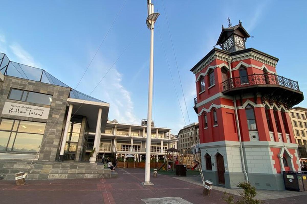 červená budova s hodinovou věží před budovou