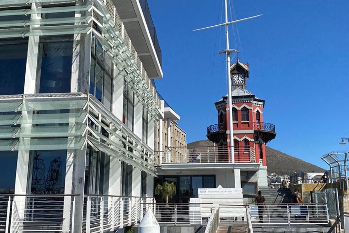 um edifício com uma torre de relógio ao lado de um edifício