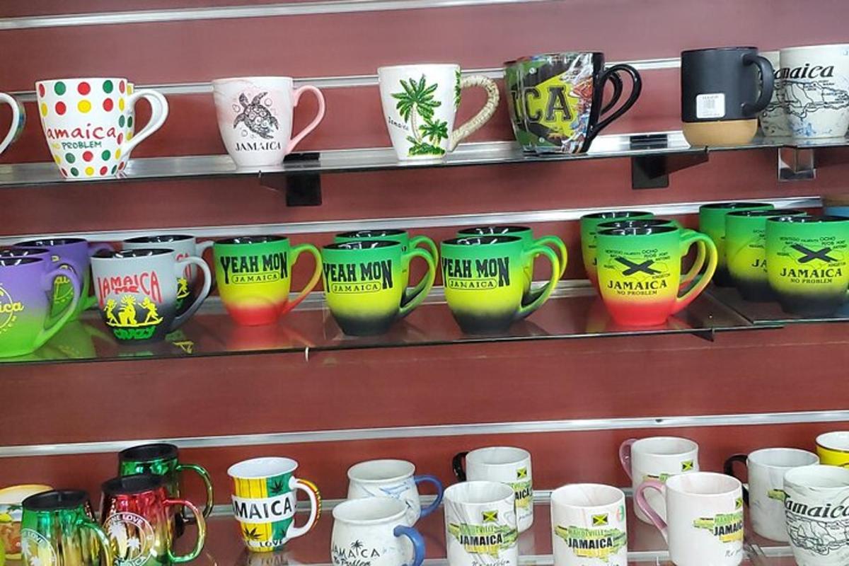 sekelompok cangkir kopi diletakkan di rak