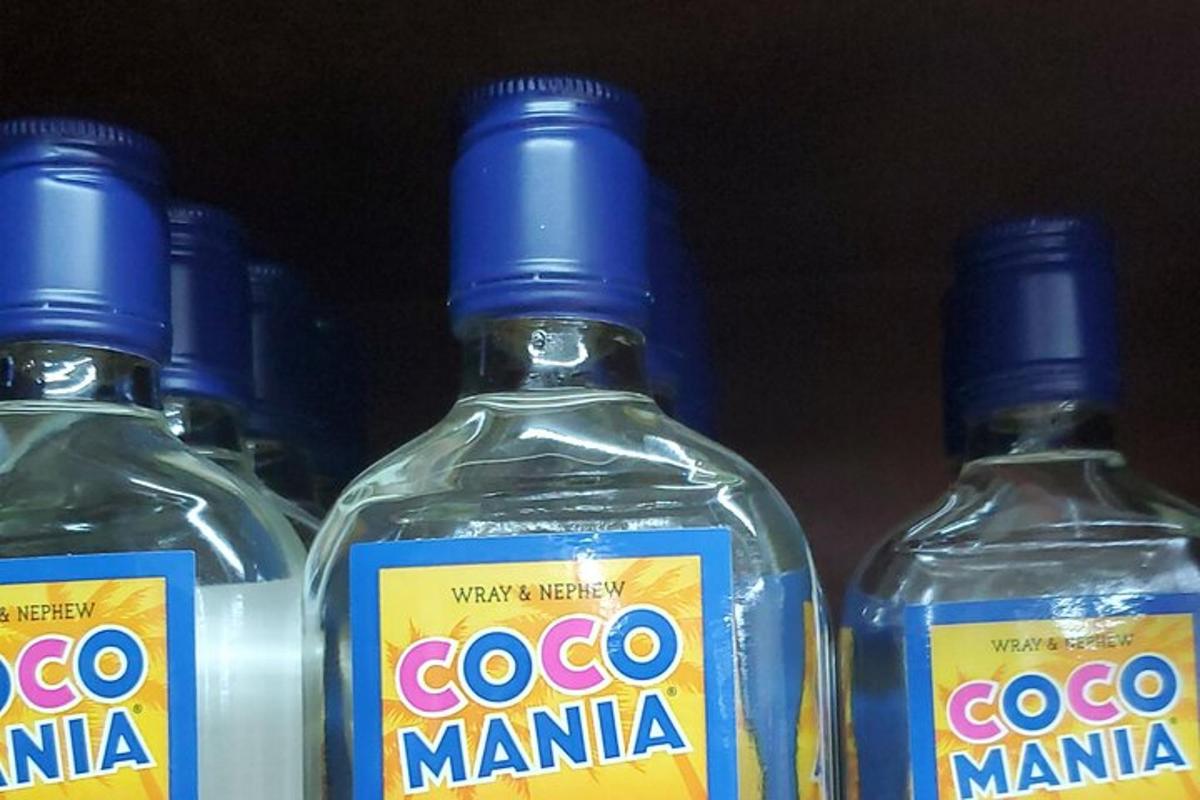 tre bottiglie di vodka appoggiate su uno scaffale