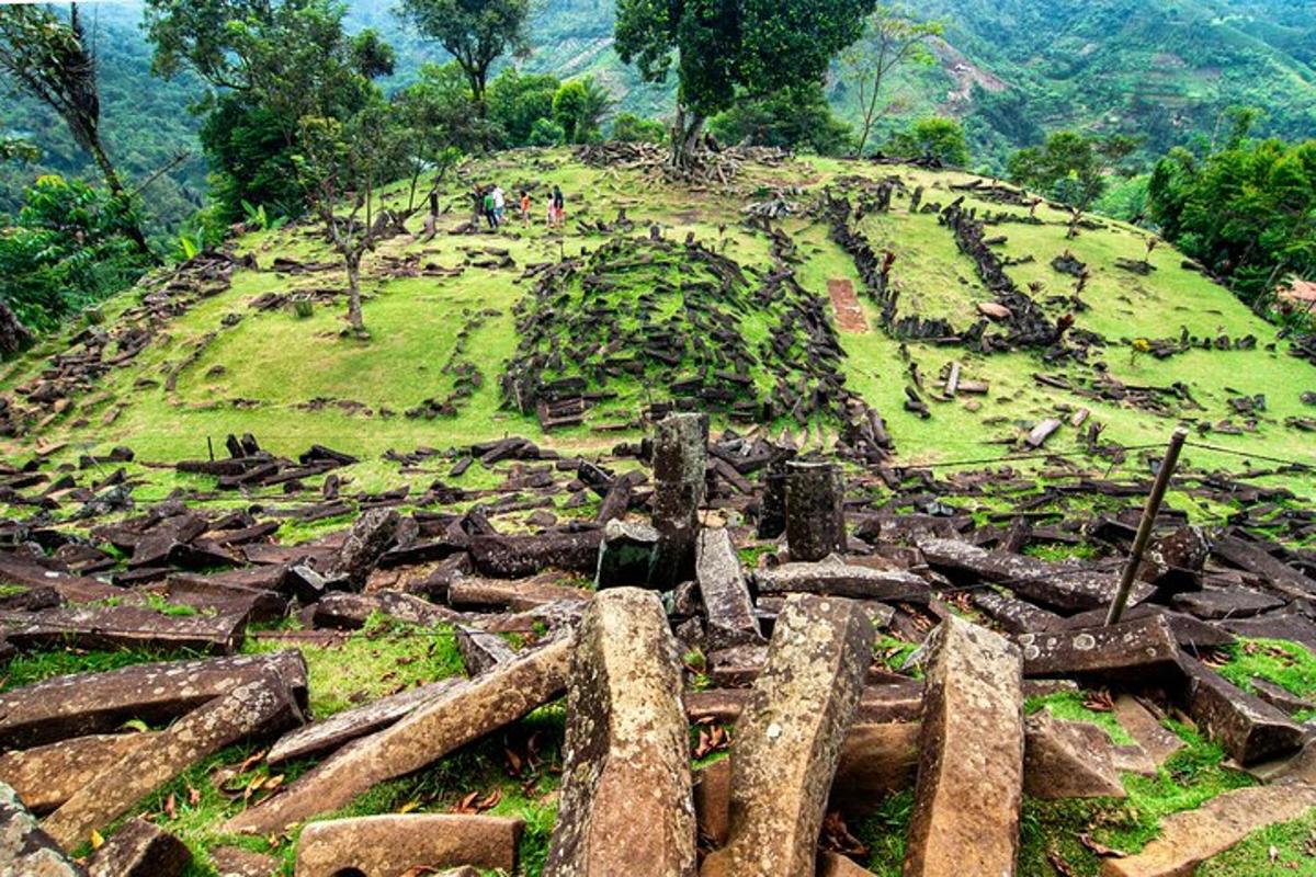 một đống đá trên đỉnh đồi