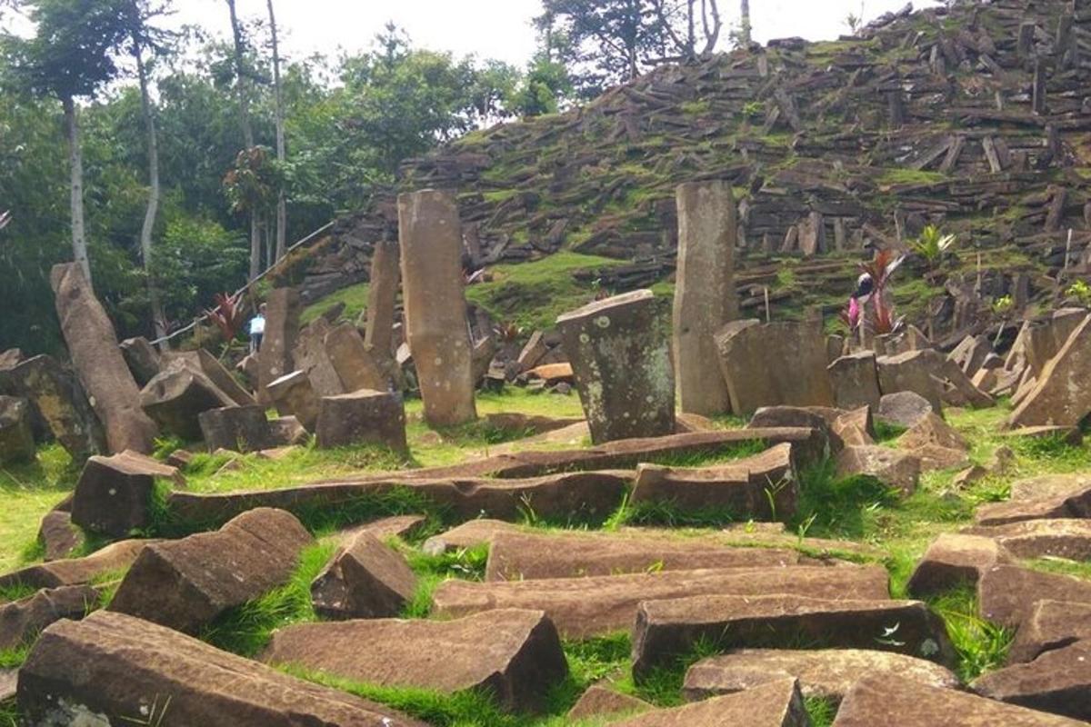 tumpukan batu besar di lapangan