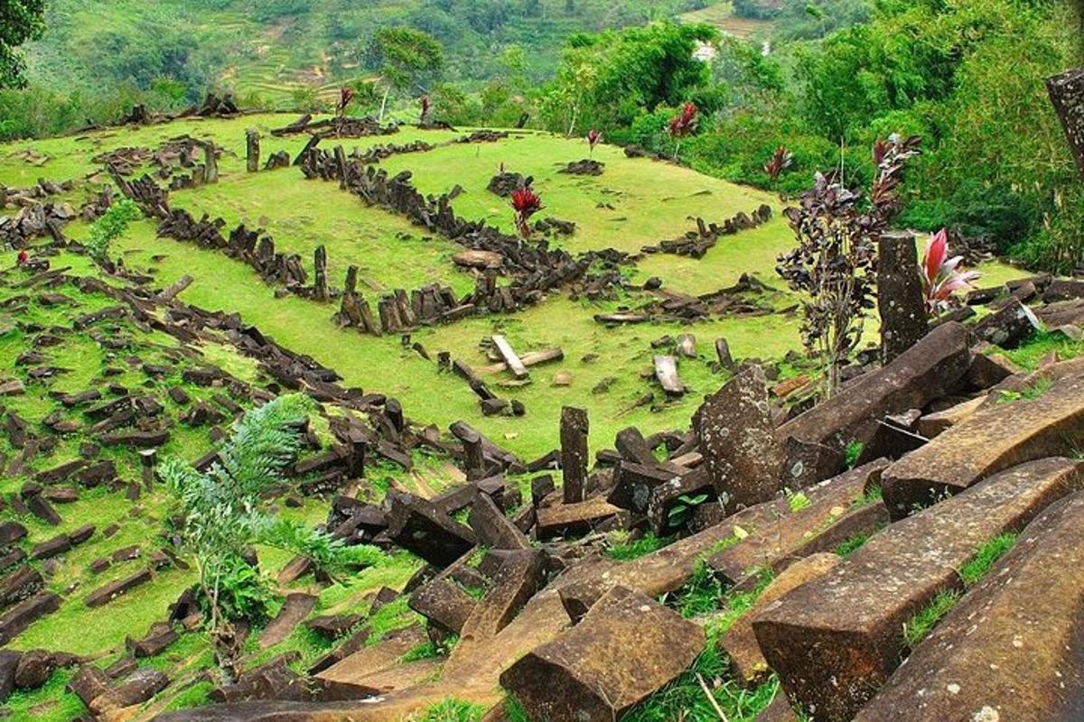 một nhóm người đứng xung quanh một nghĩa trang