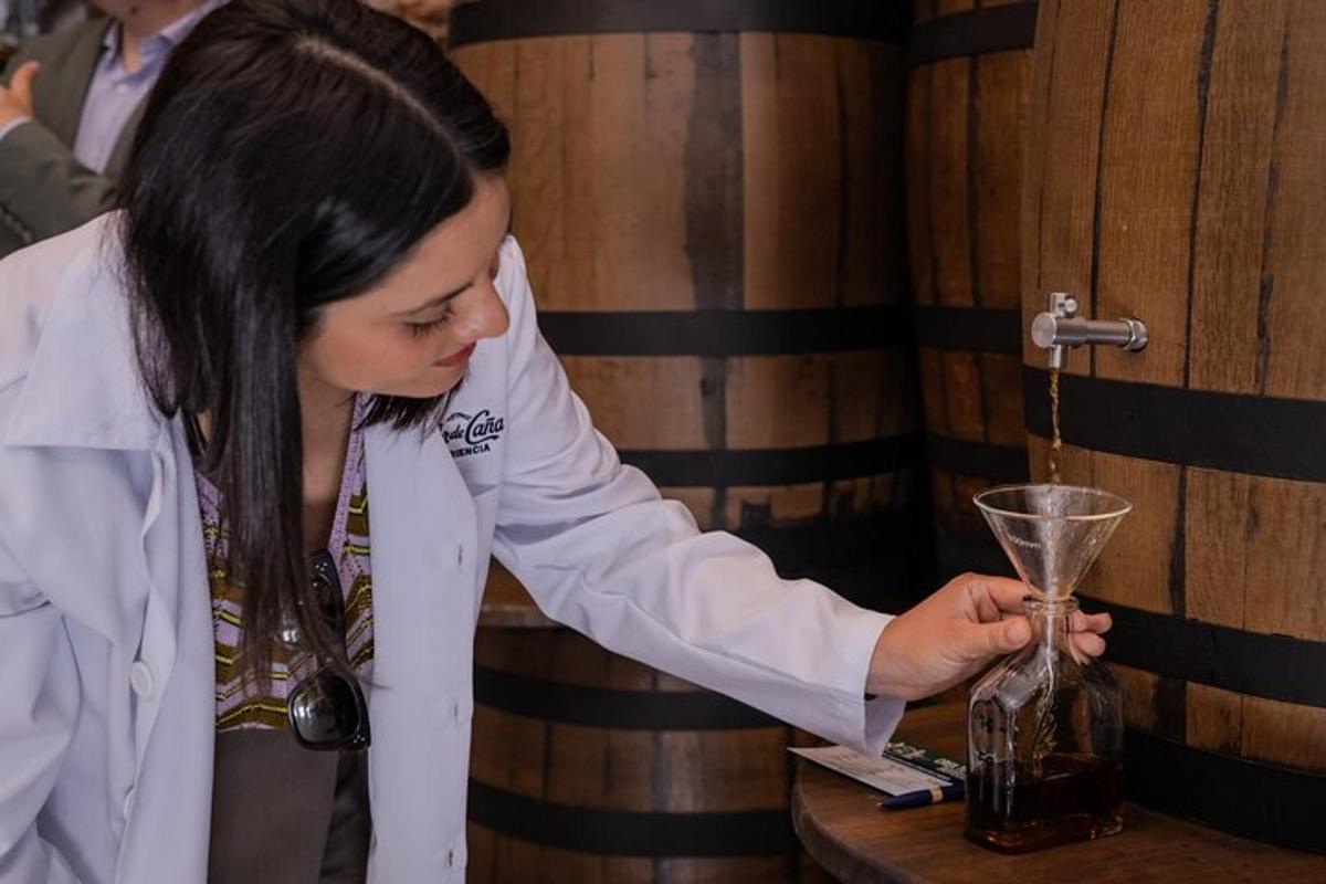 žena v bílém laboratorním plášti držící vázu