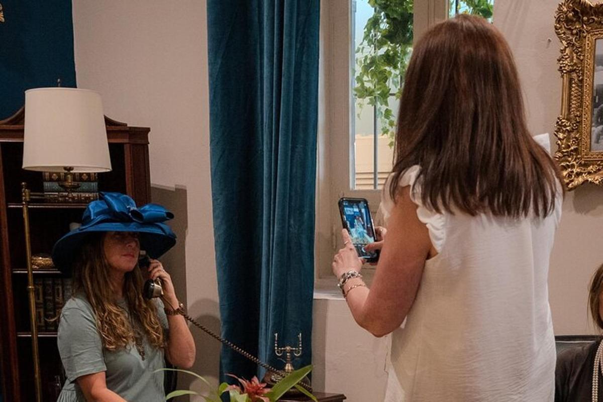žena fotící ženu mluvící po mobilním telefonu