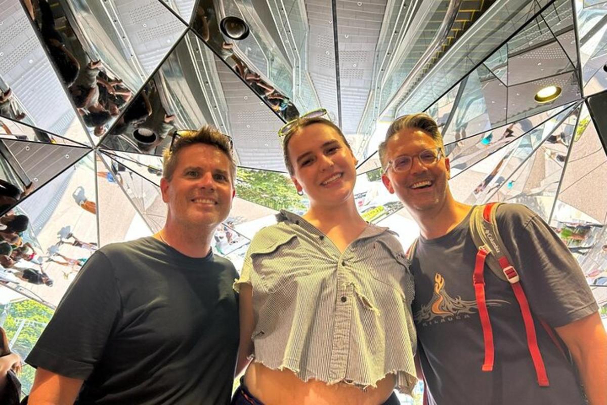 dois homens e uma mulher posando para uma foto