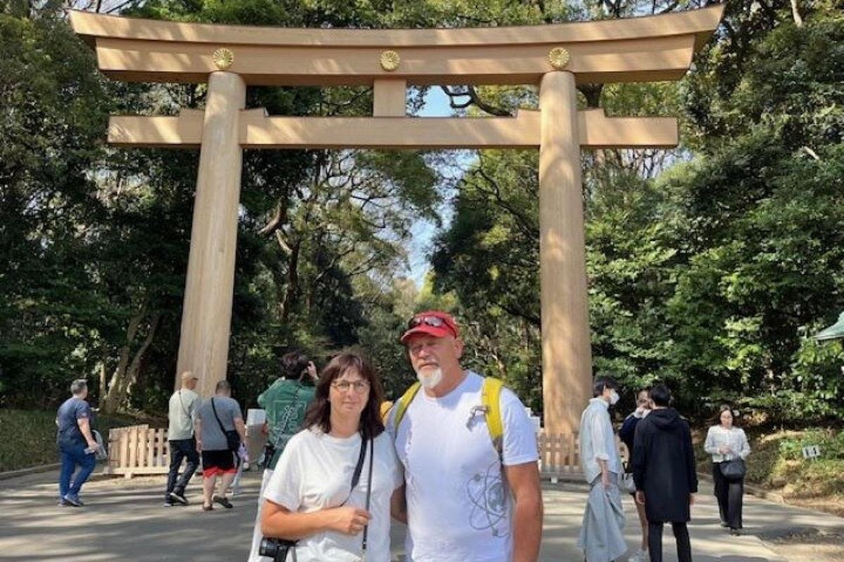 um homem e uma mulher em pé em frente a um monumento