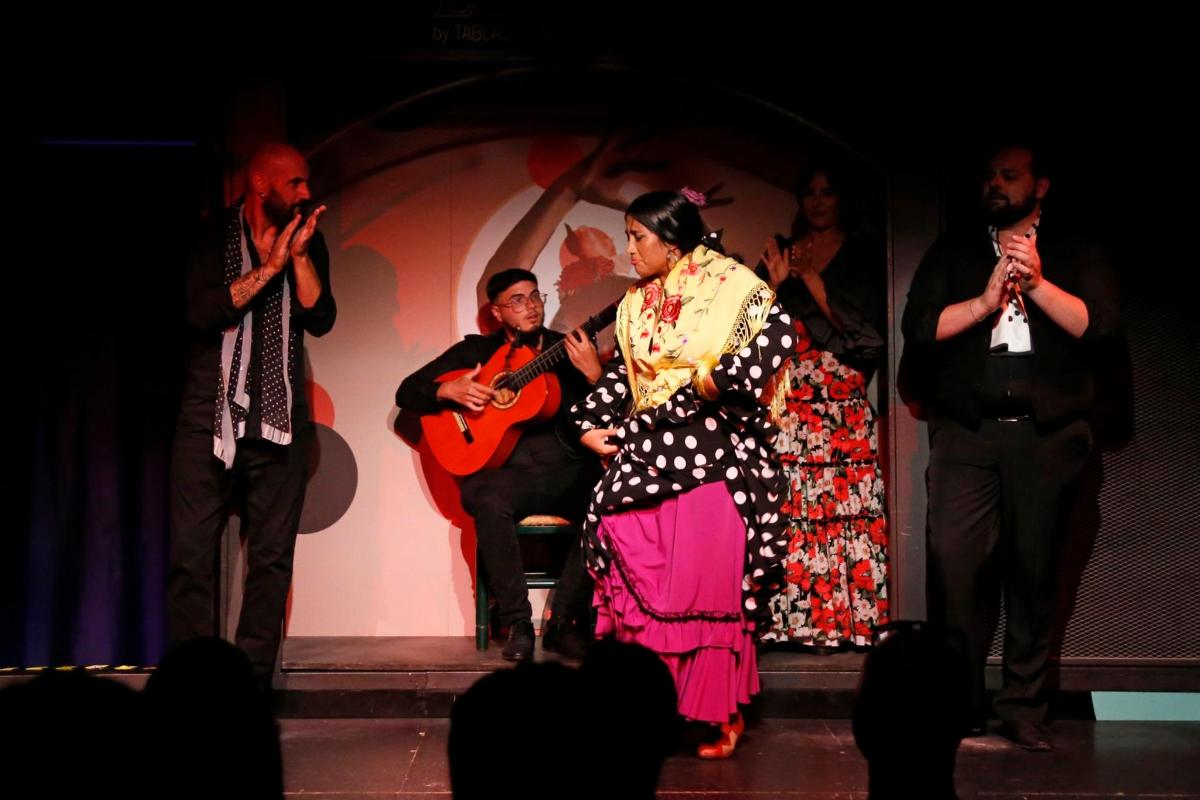 moteris šoka scenoje su gitara