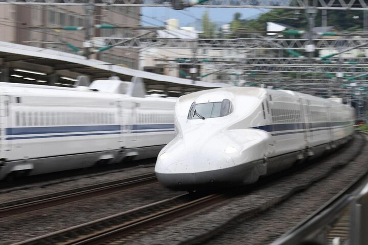 Un tren bala blanco está en las vías