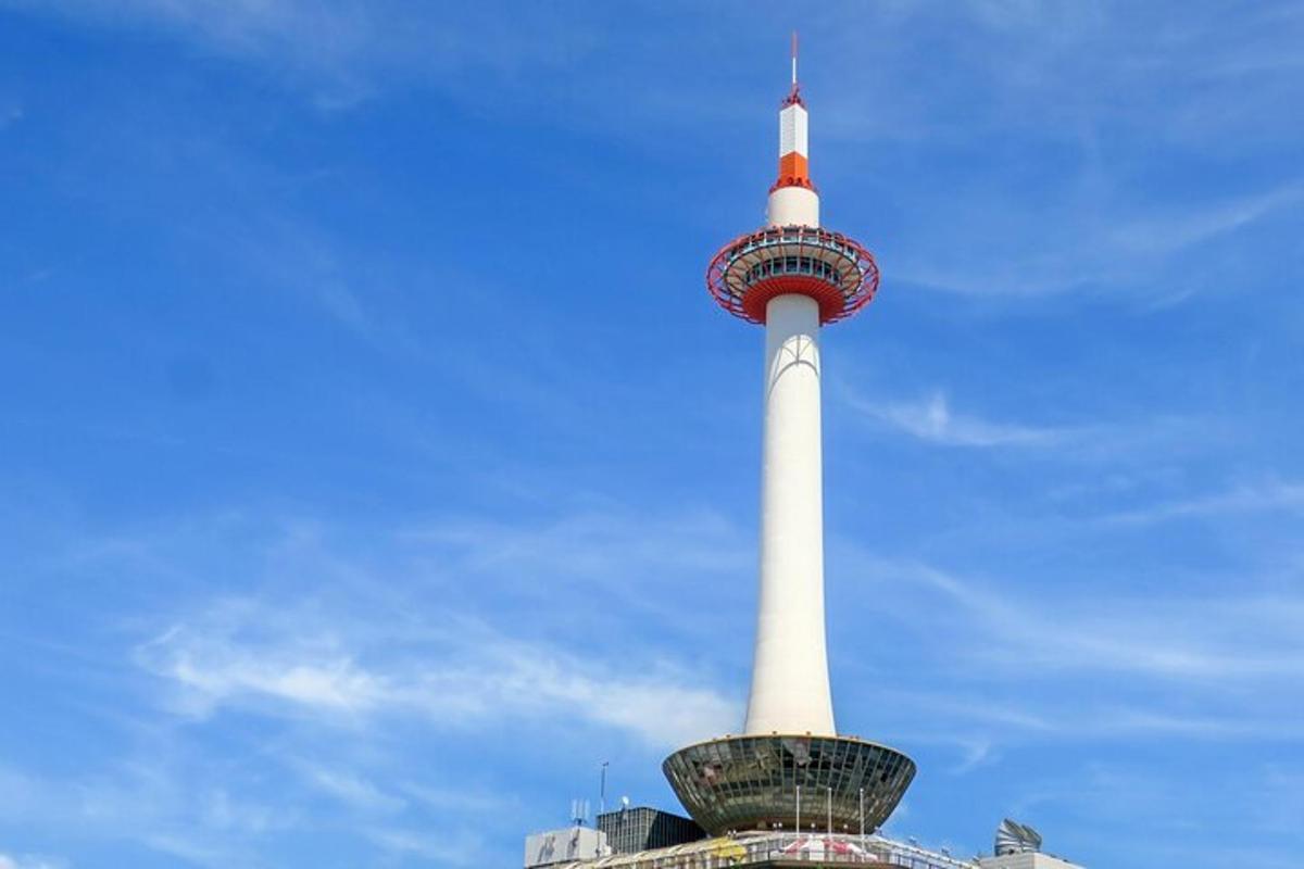 Una torre alta y blanca con una bandera en la parte superior.
