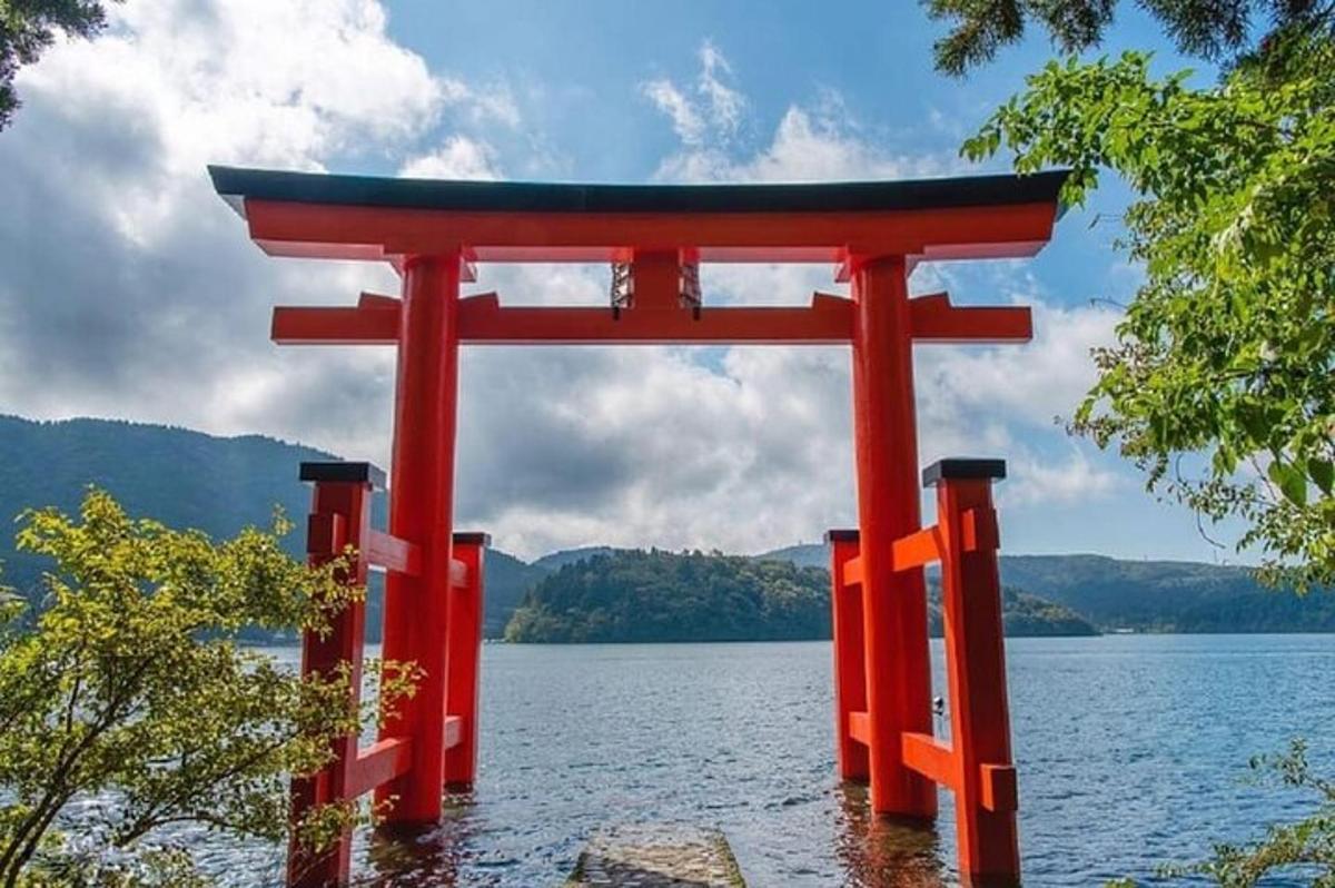oranž torii värav keset järve