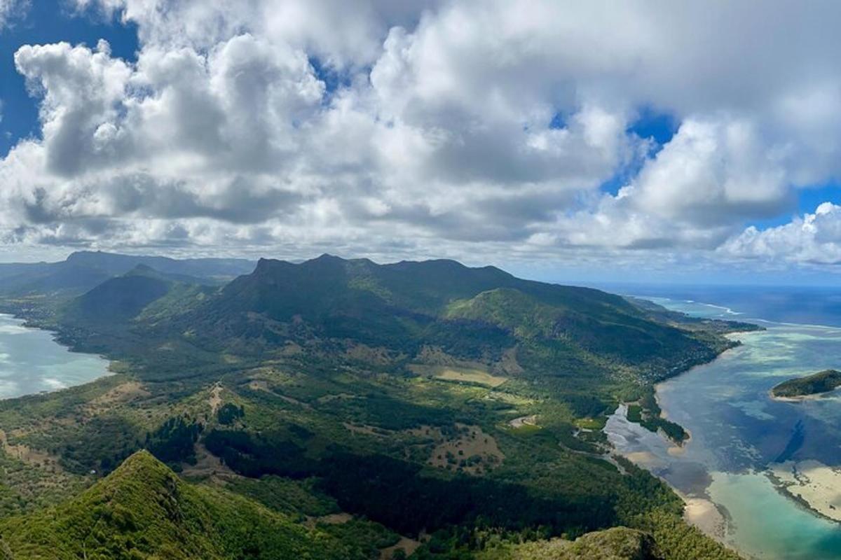 een luchtfoto van een berg met water en wolken