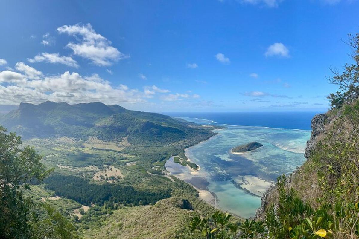 una vista de l'oceà des d'una muntanya