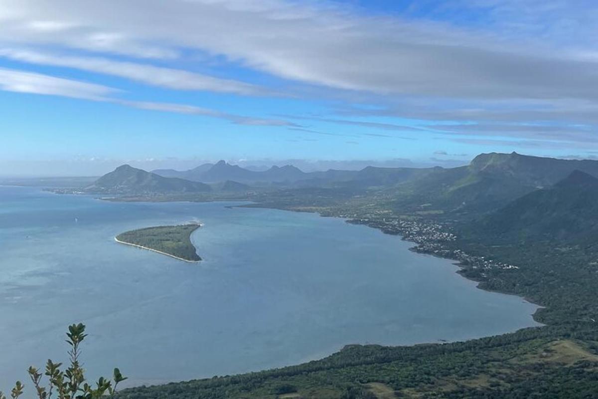 una vista aèria d'una gran massa d'aigua