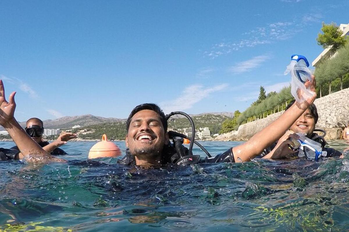 un bărbat în apa unei piscine