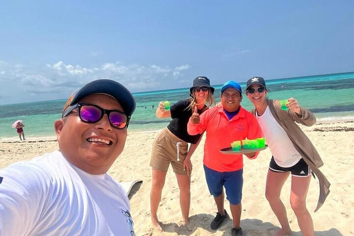 um grupo de pessoas posando para uma foto na praia