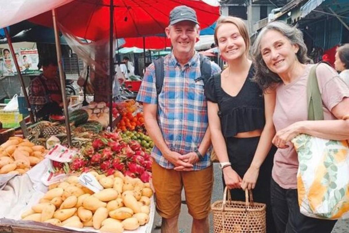 um grupo de pessoas em pé em frente a um mercado