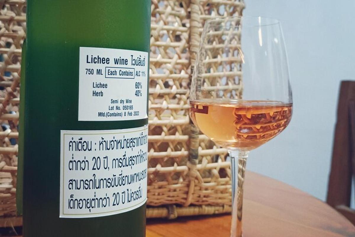 uma taça de vinho ao lado de uma garrafa de vinho