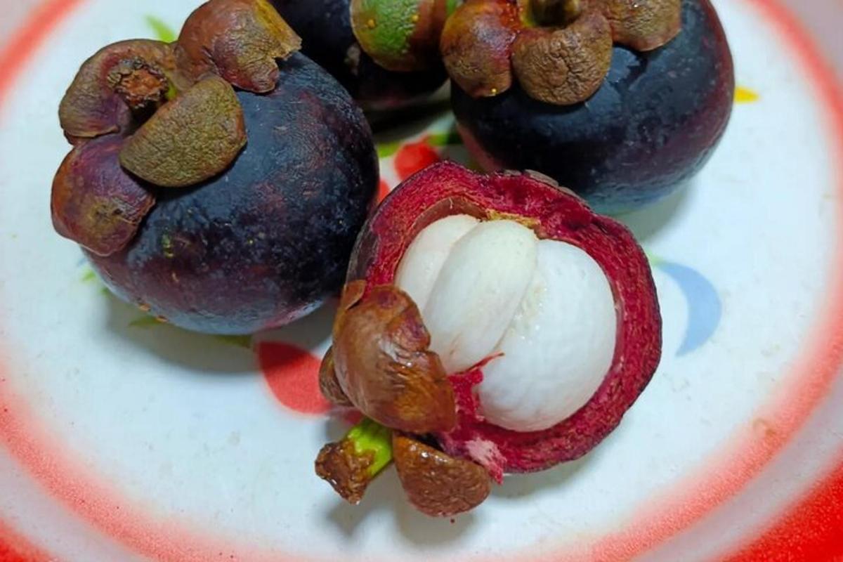 um prato de comida com uma berinjela cortada