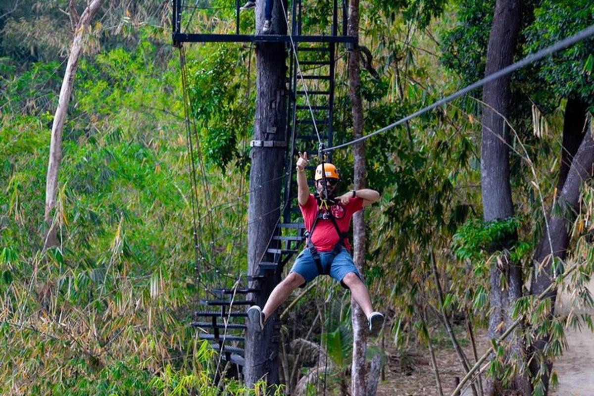 muž na zip line v lese