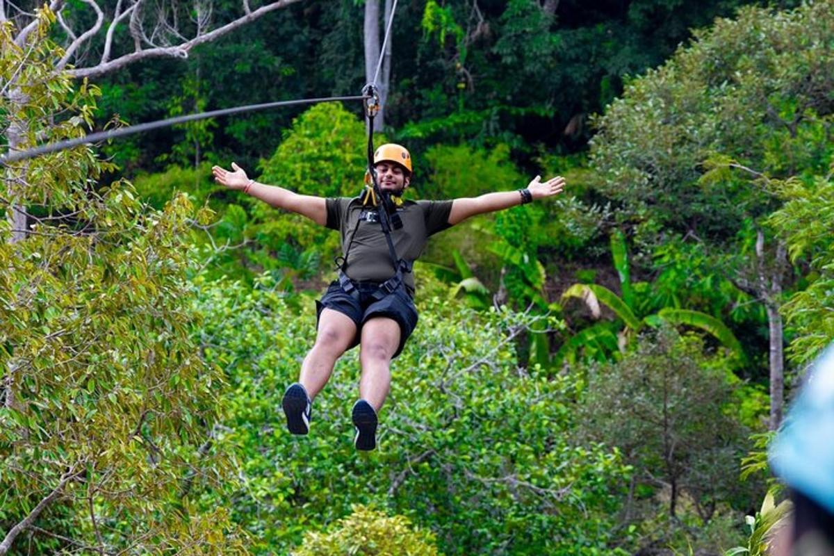muž letící vzduchem na zipline