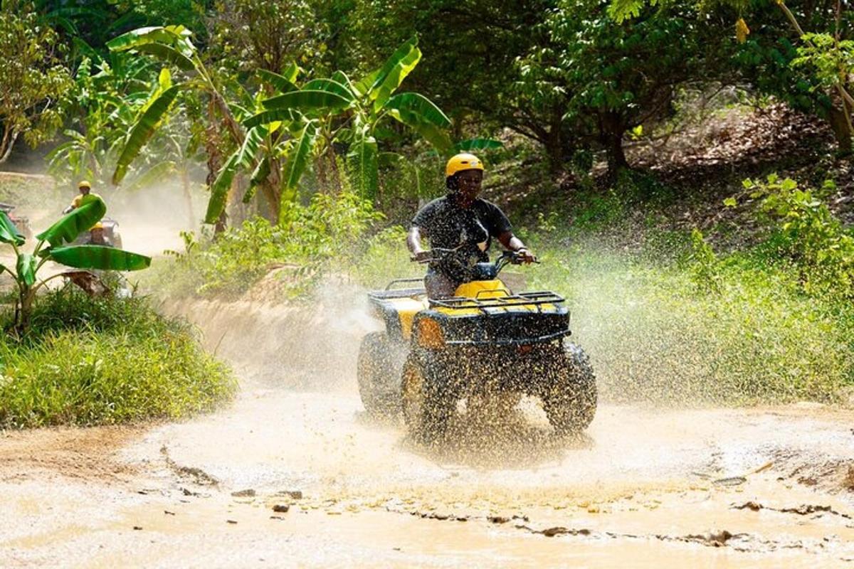un uomo che guida un quad attraverso l'acqua