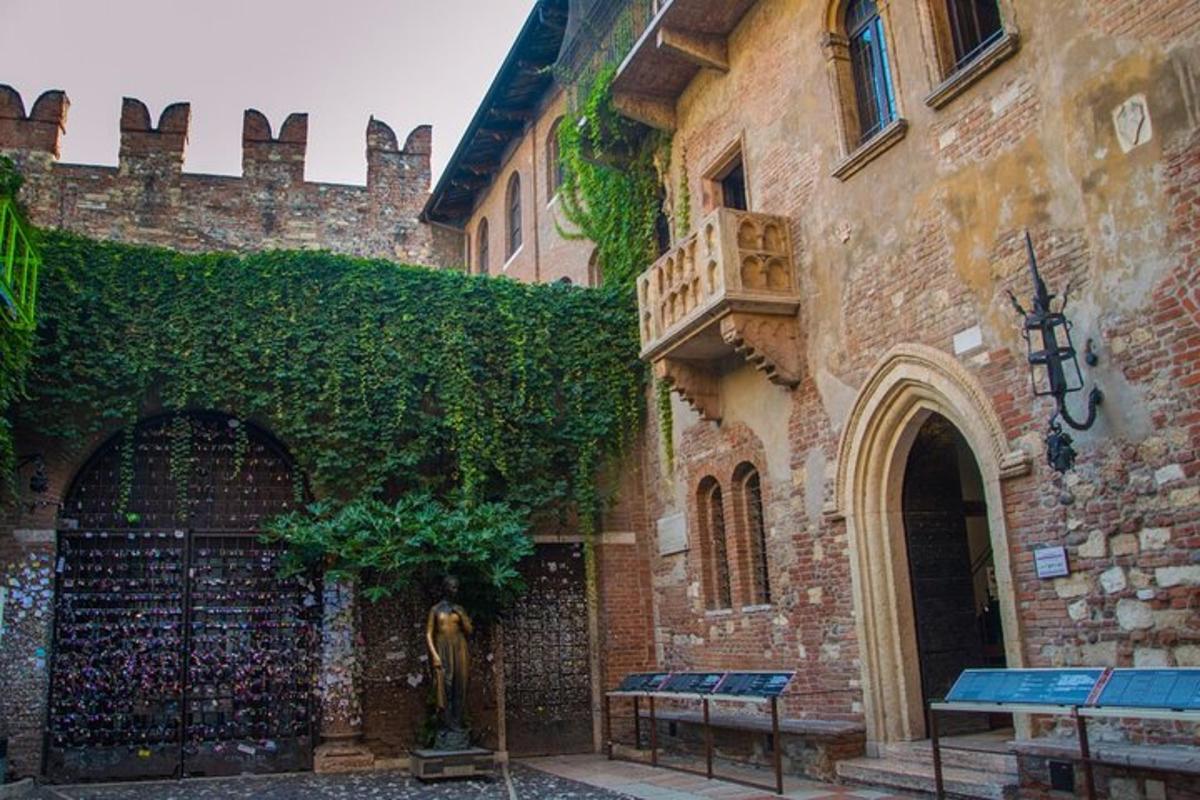 un edificio ricoperto di edera con una statua di fronte