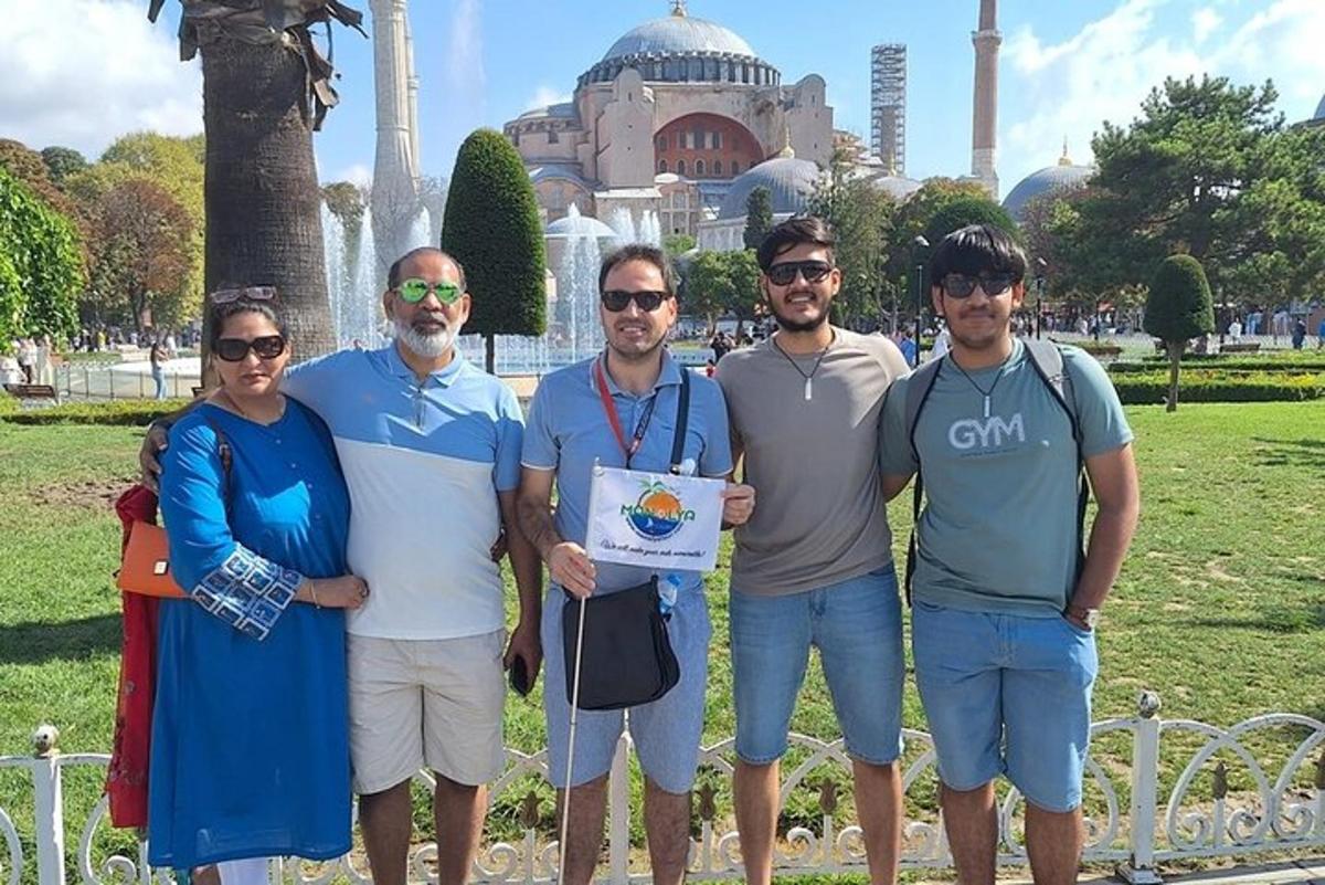 grupp inimesi, kes seisavad mošee ees