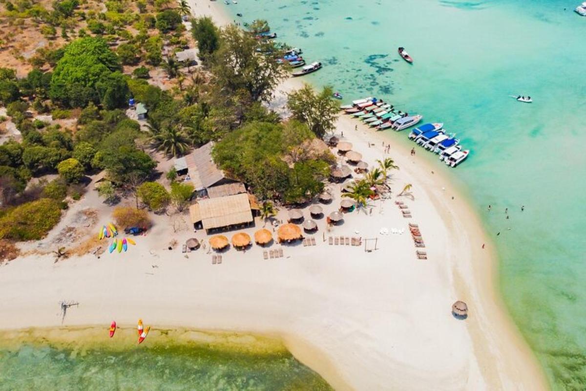 egy üdülőhellyel rendelkező strand légi felvétele