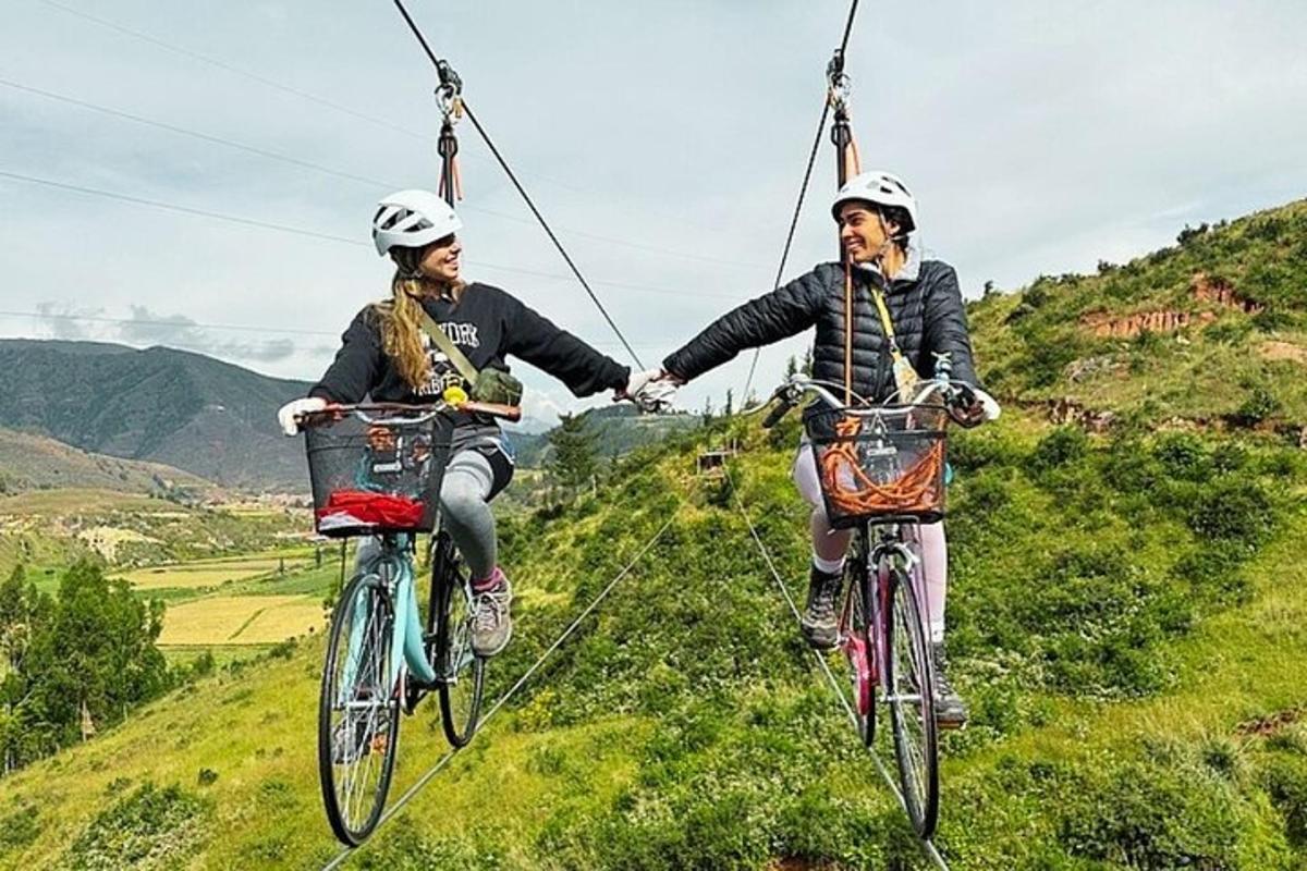 dva lidé jedoucí na kolech na zipline na kopci