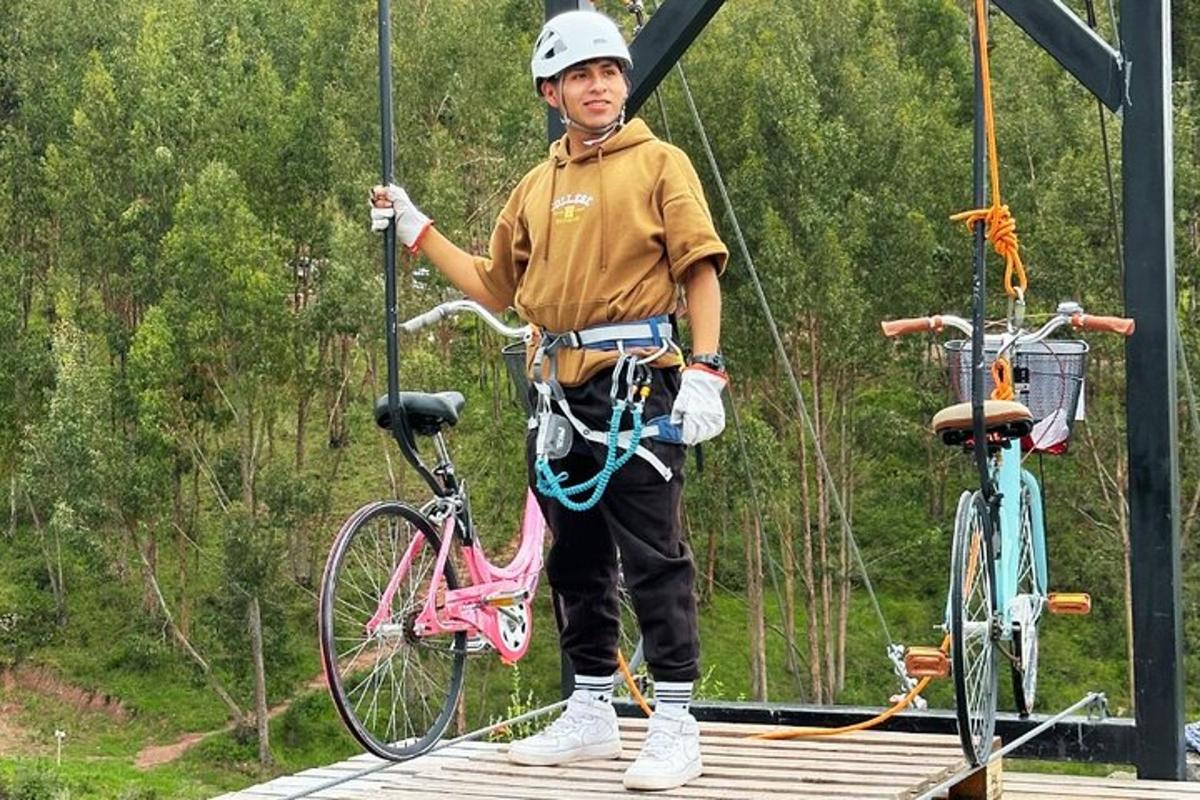muž stojící na zip line s kolem