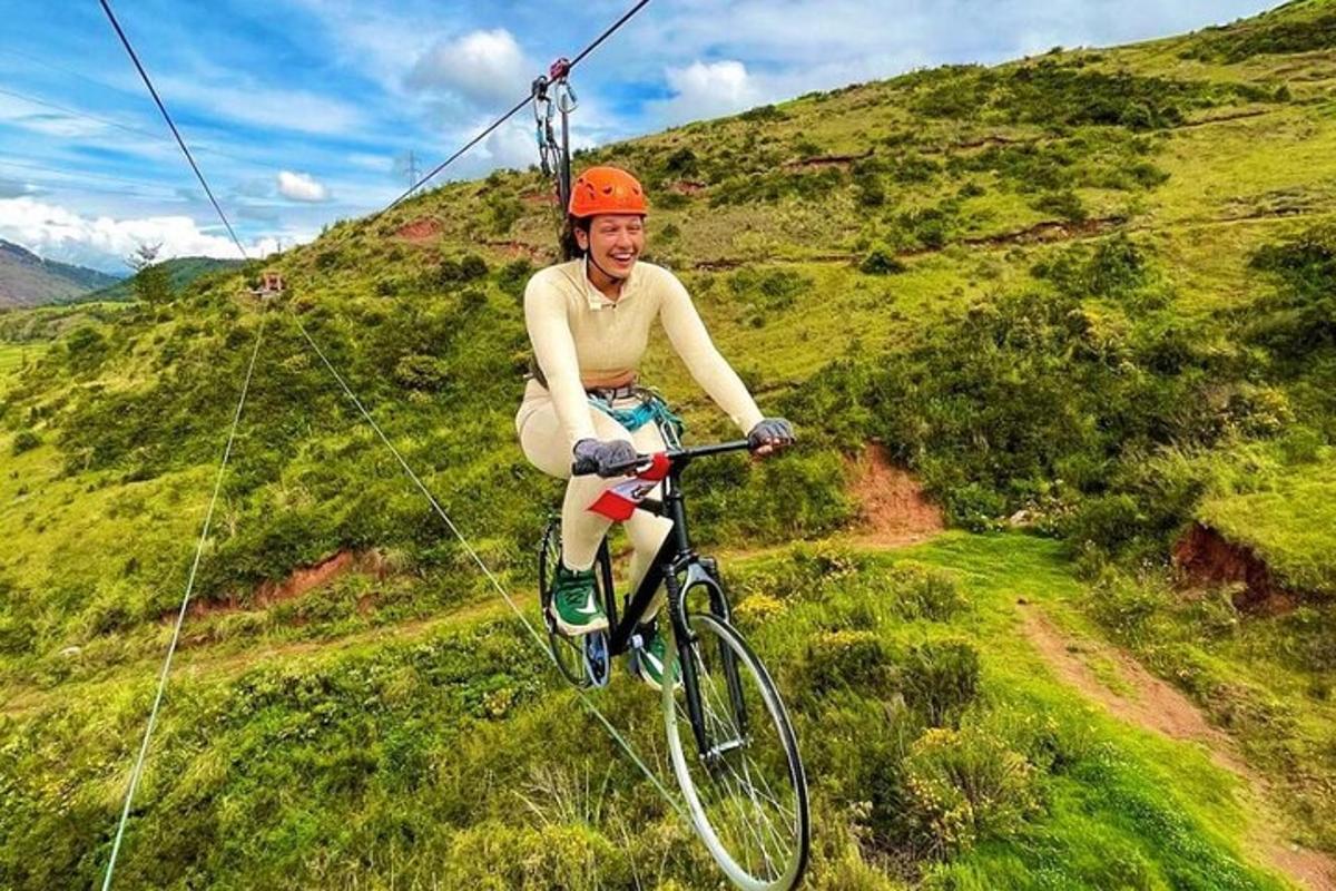 žena jedoucí na kole na zipline