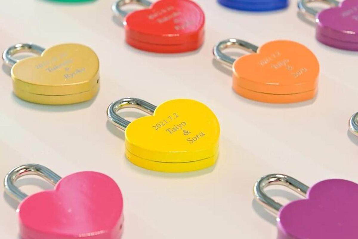 un gruppo di portachiavi a forma di cuore su un tavolo