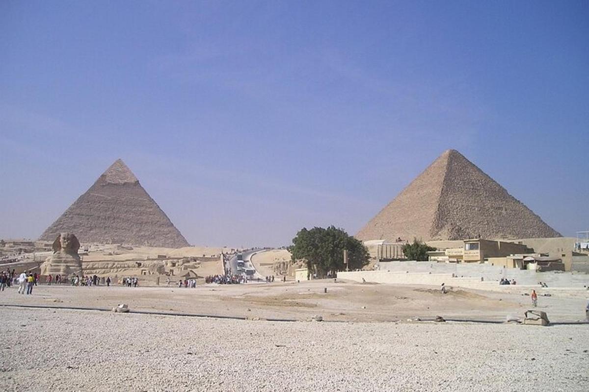 pemandangan piramid giza dari padang pasir