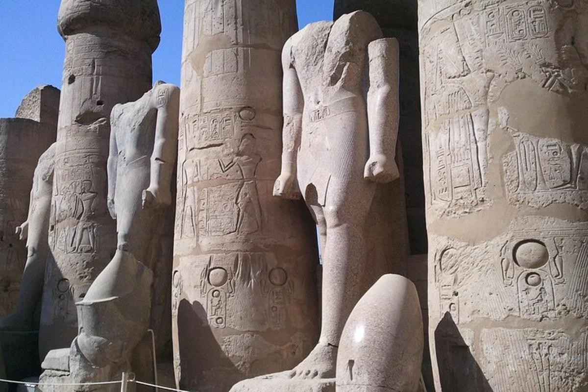 un gruppo di statue di cemento in piedi una accanto all'altra