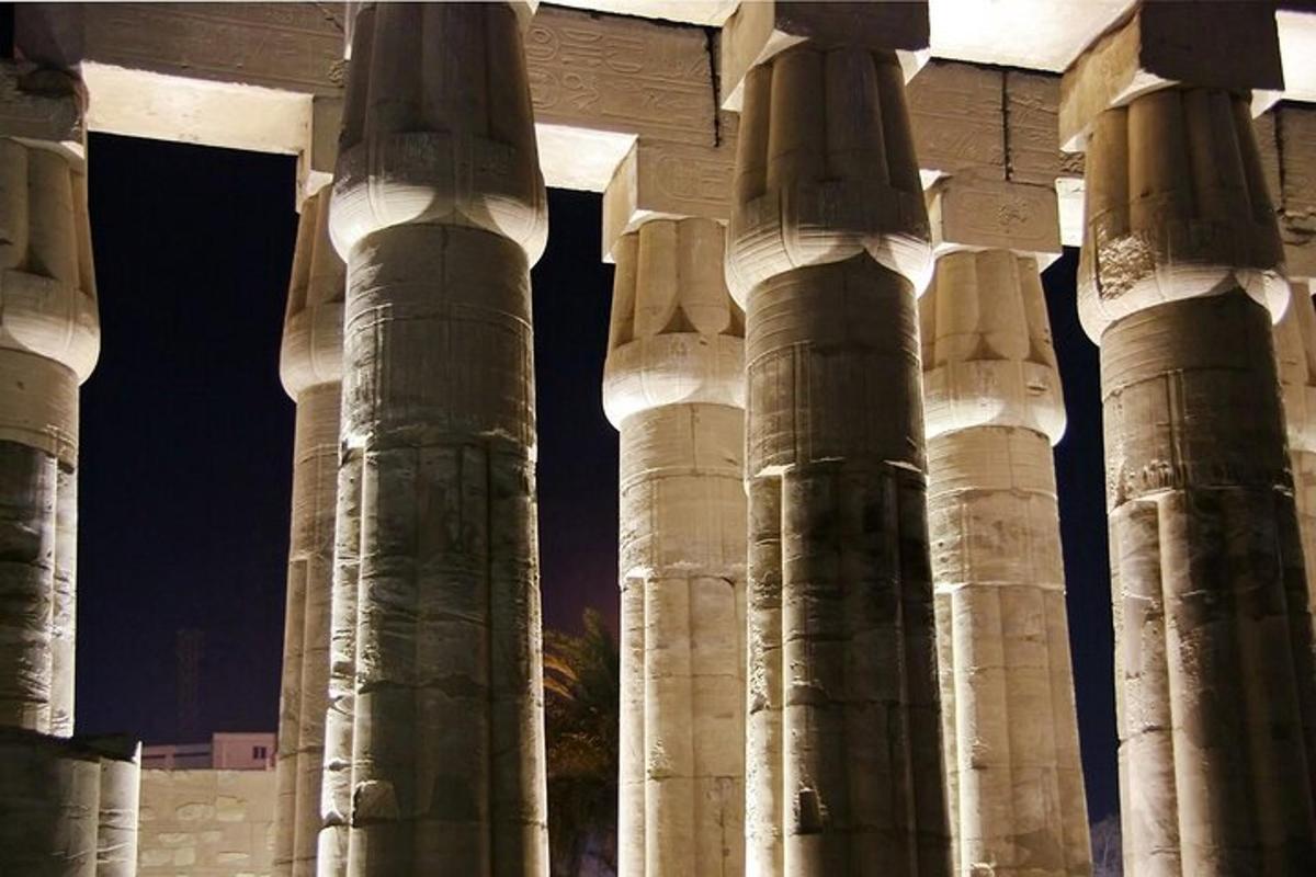 un gruppo di colonne di un edificio con
