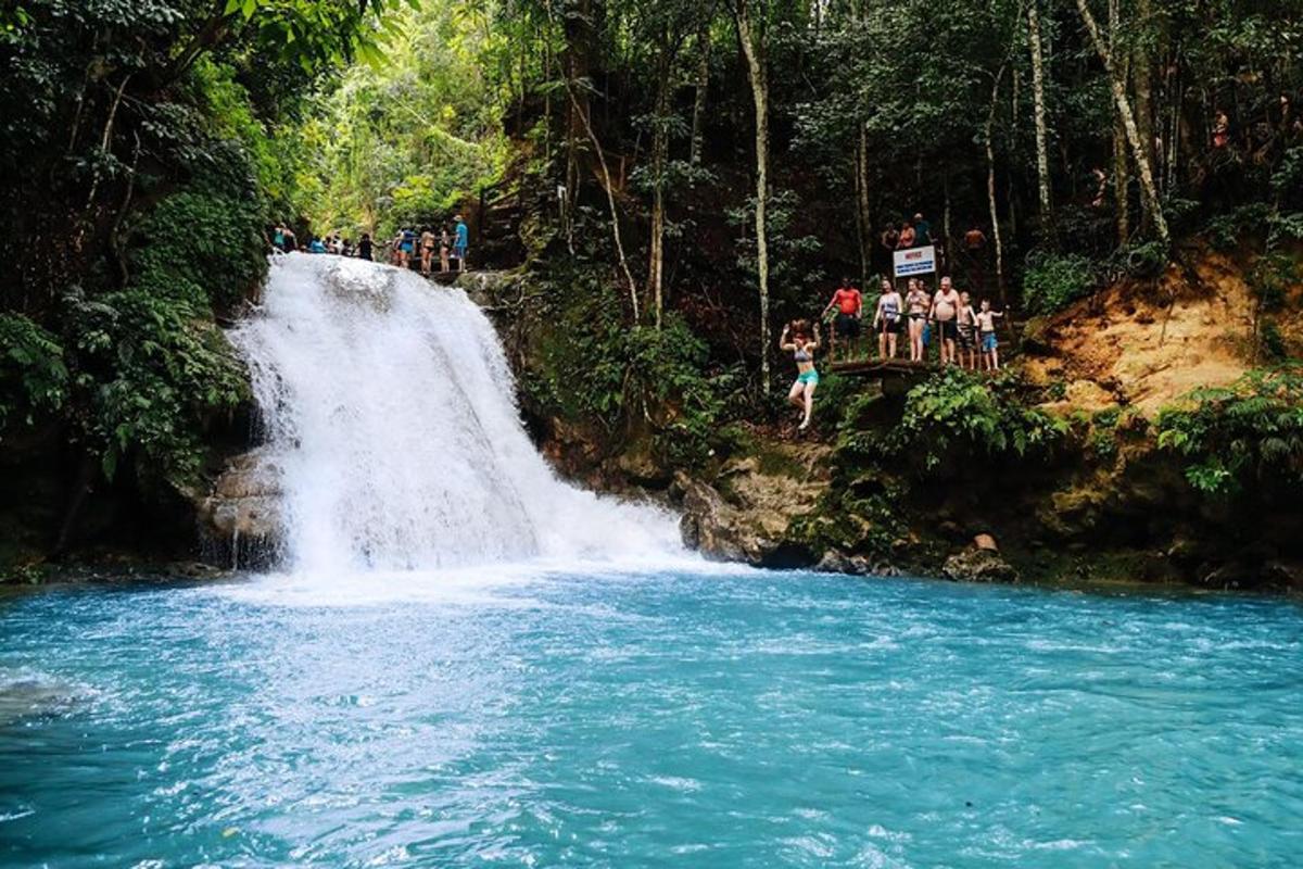 un gruppo di persone sta guardando una cascata