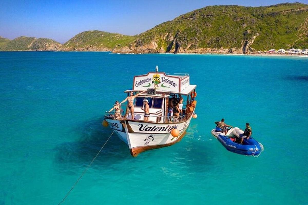 un barco en el agua al lado de una balsa