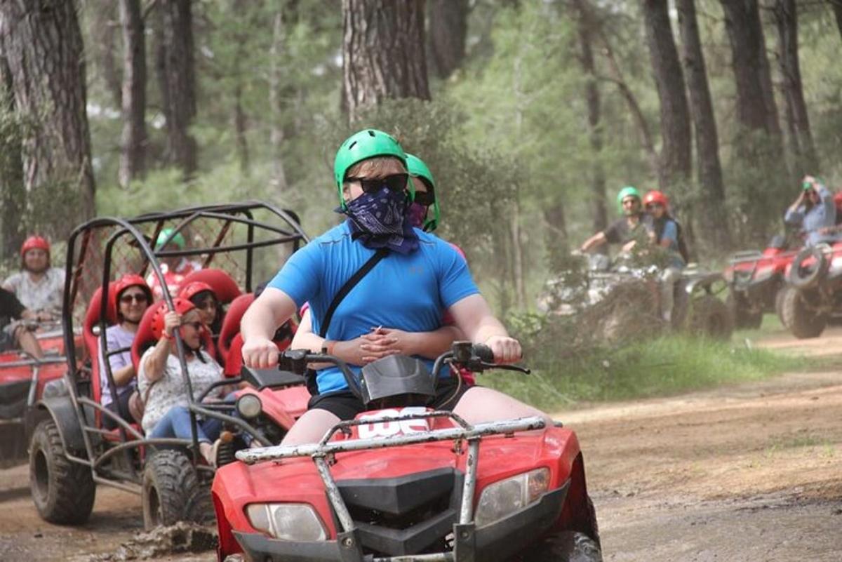 Μια ομάδα ανθρώπων που οδηγούν ATV σε έναν χωματόδρομο