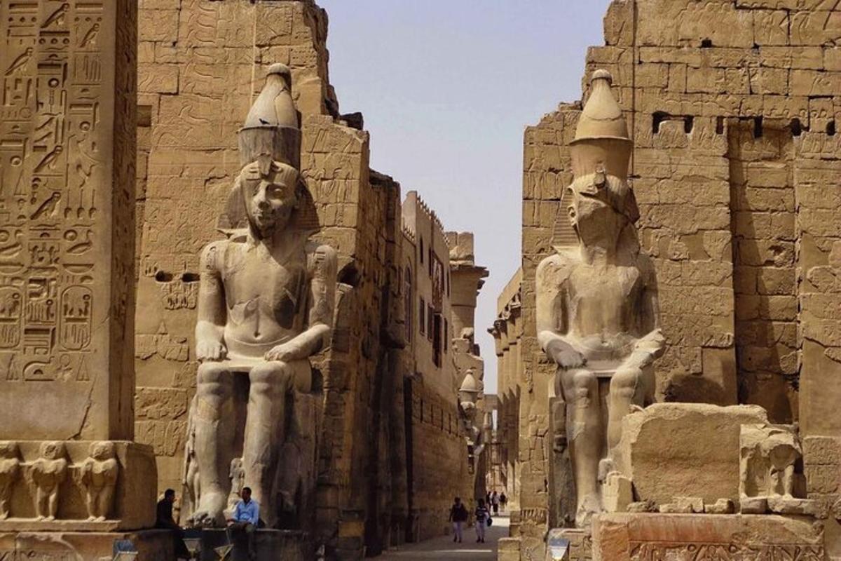 dues grans estàtues de persones dempeus al costat d'un edifici