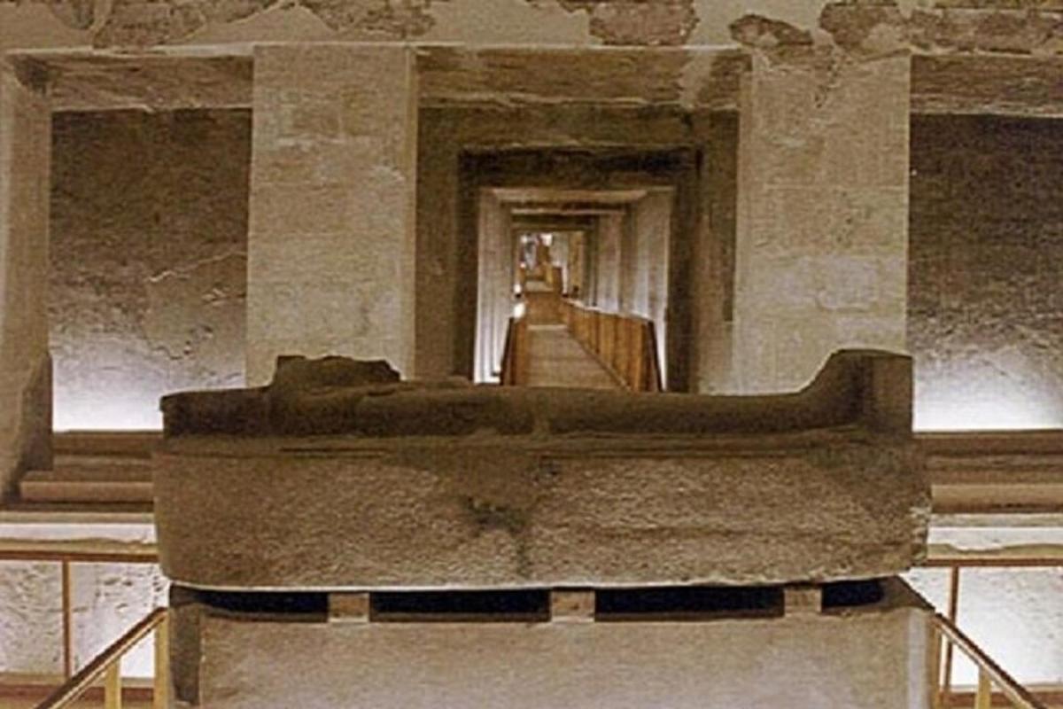 μια άποψη ενός δωματίου με μια σκάλα σε ένα κτίριο