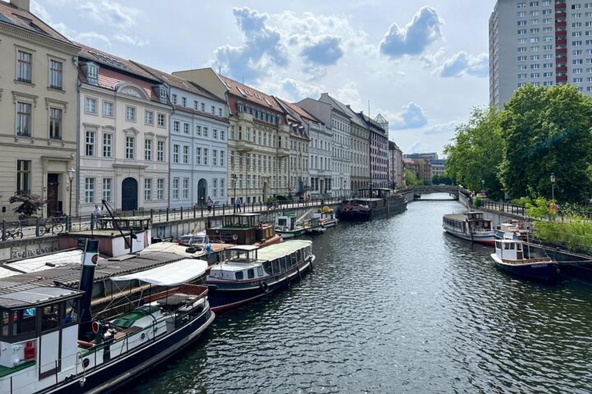 Skupina lodí zakotvených v řece s budovami
